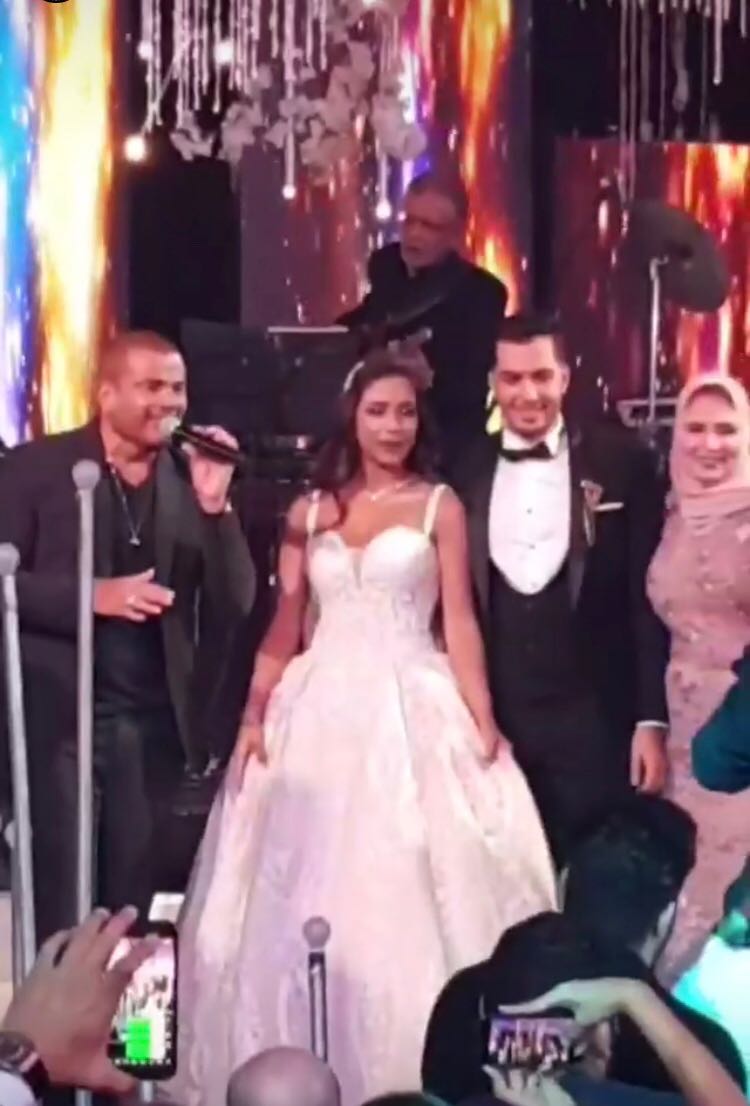 عمرو دياب مع العروسين