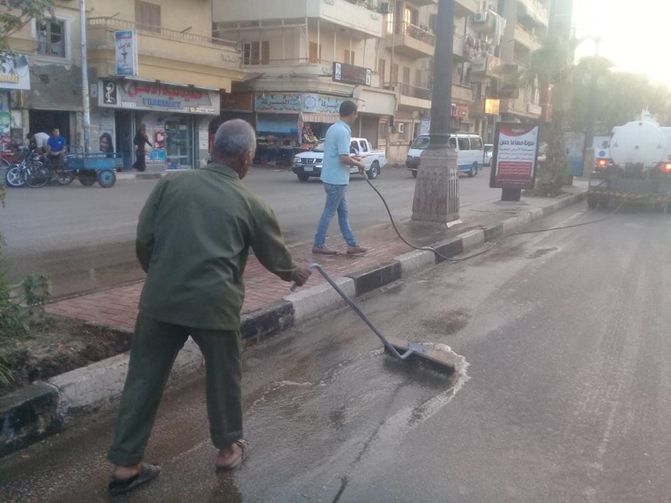 مجلس مدينة الأقصر يواصل حملات النظافة اليومية والغسيل والكنس للشوارع (1)