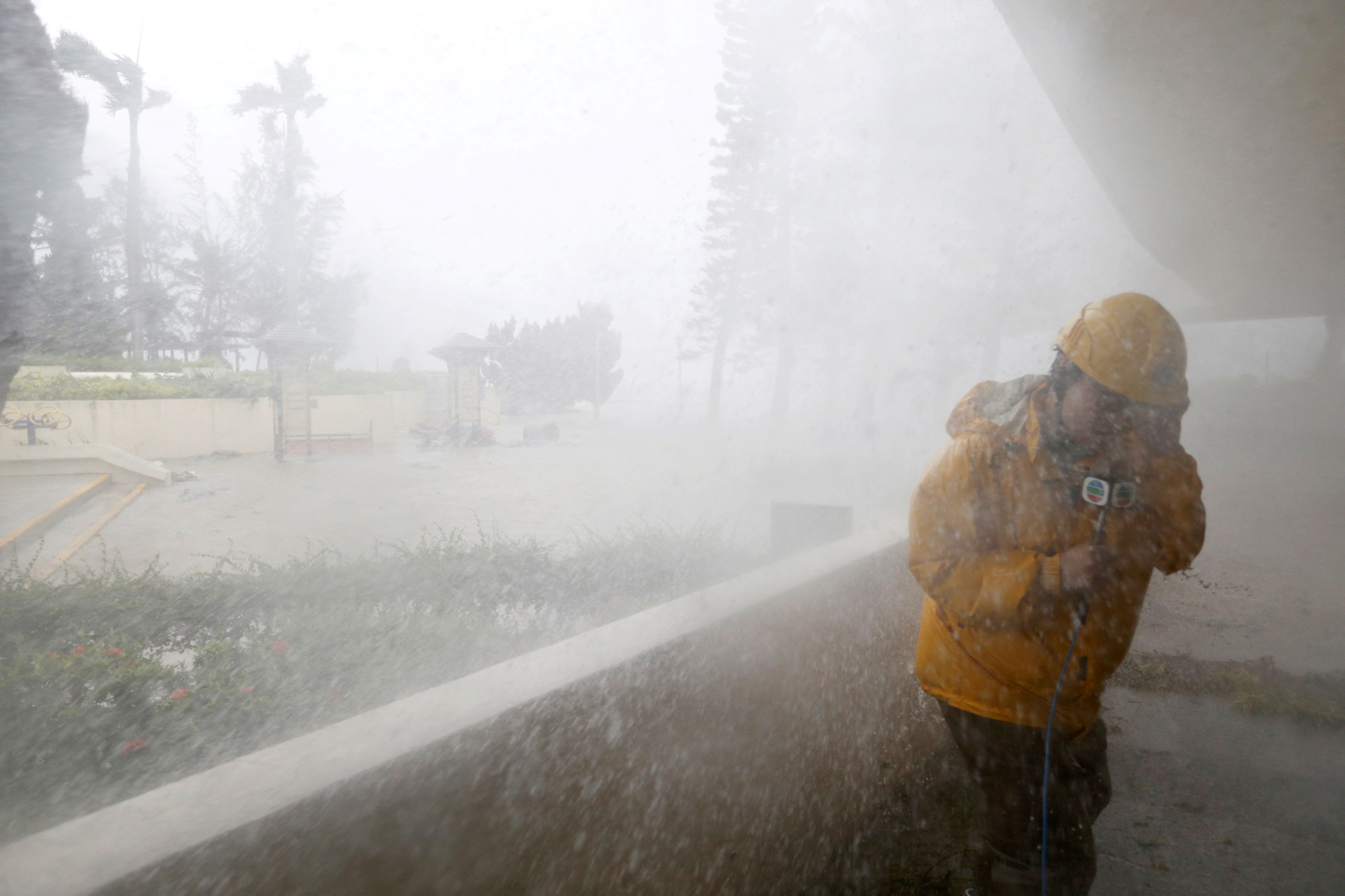 أحد رجال الإنقاذ يحاول إنقاذ نفسه من جراء الإعصار