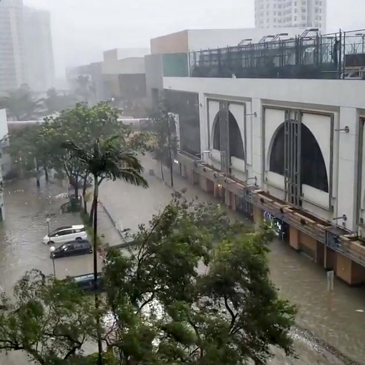شوارع غارقة بالمياه بسب بالإعصار