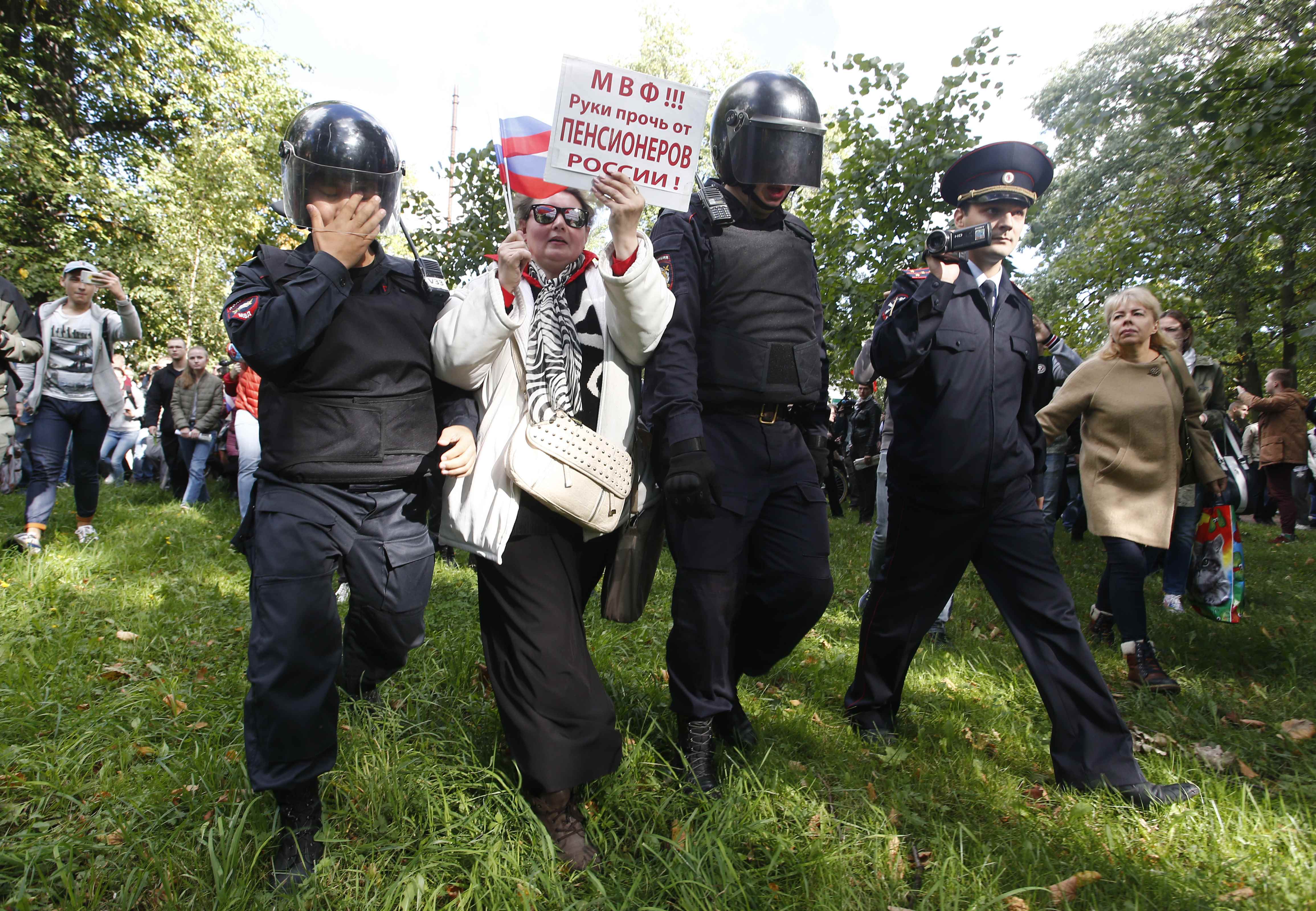 قوات الأمن تقبض على إحدى الناشطات الروسيات