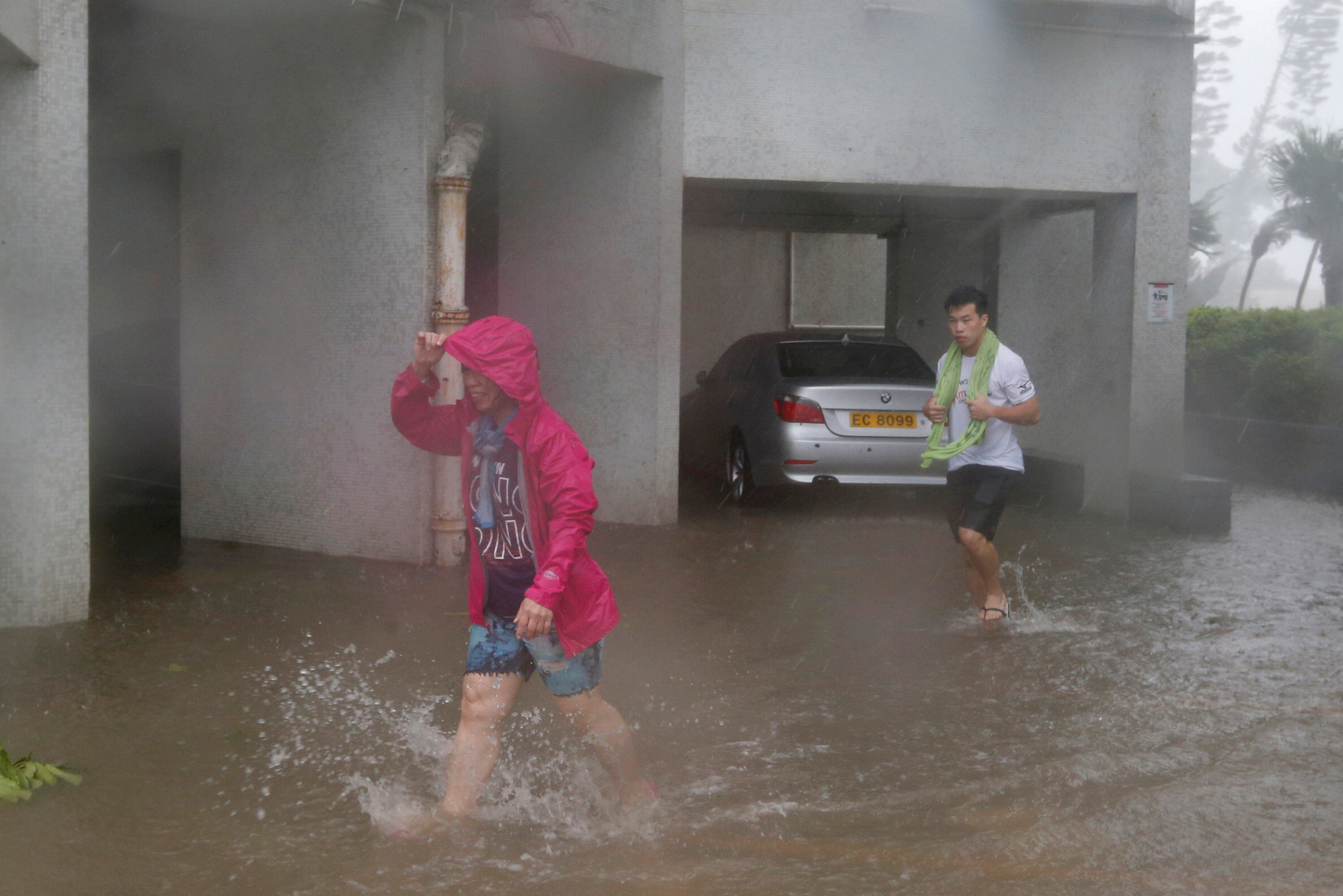 مواطنون فى شوارع هونج كونج أثناء الإعصار