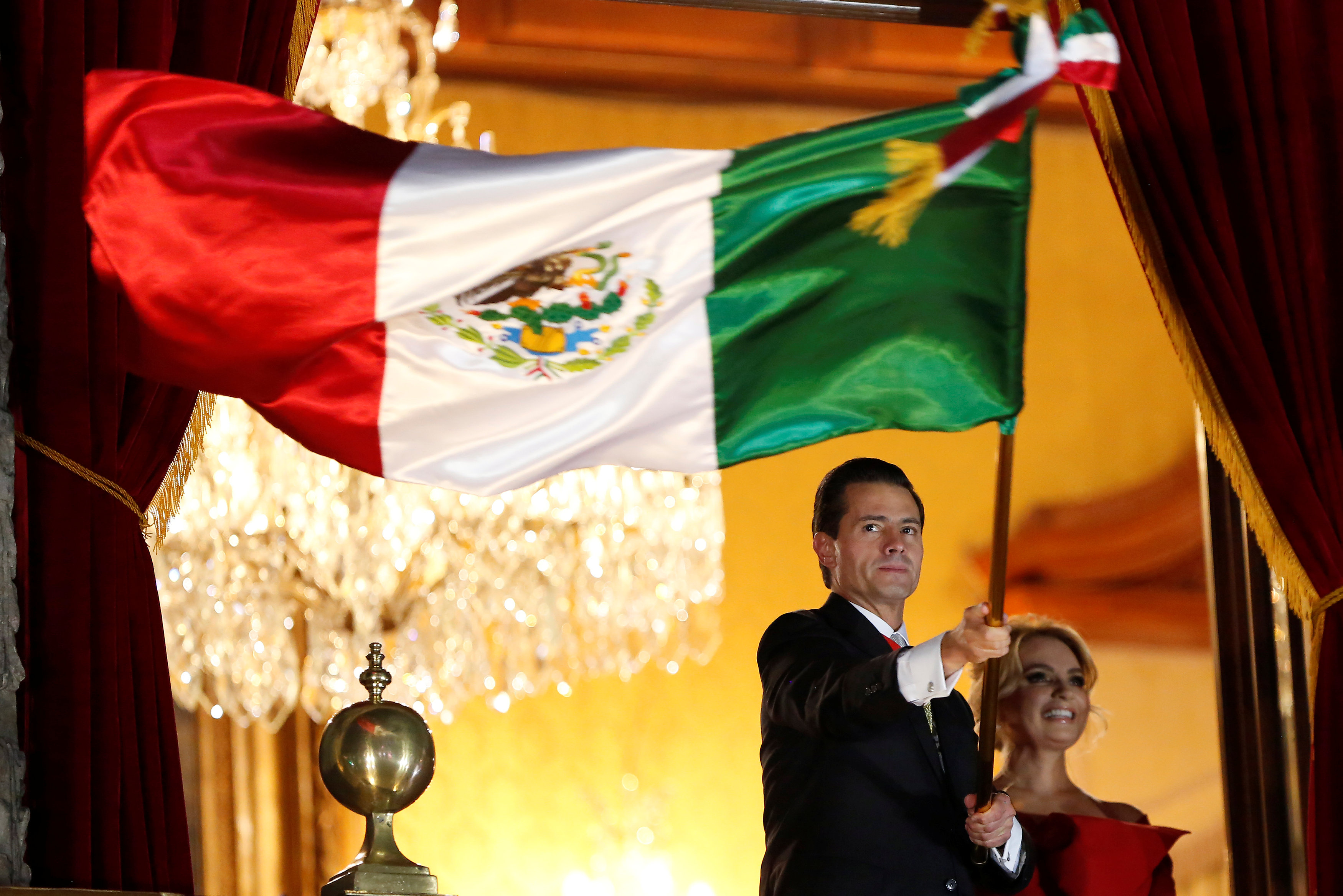 رئيس المكسيك يلوح بعلم بلاده أثناء الاحتفال بذكرى استقلال بلاده