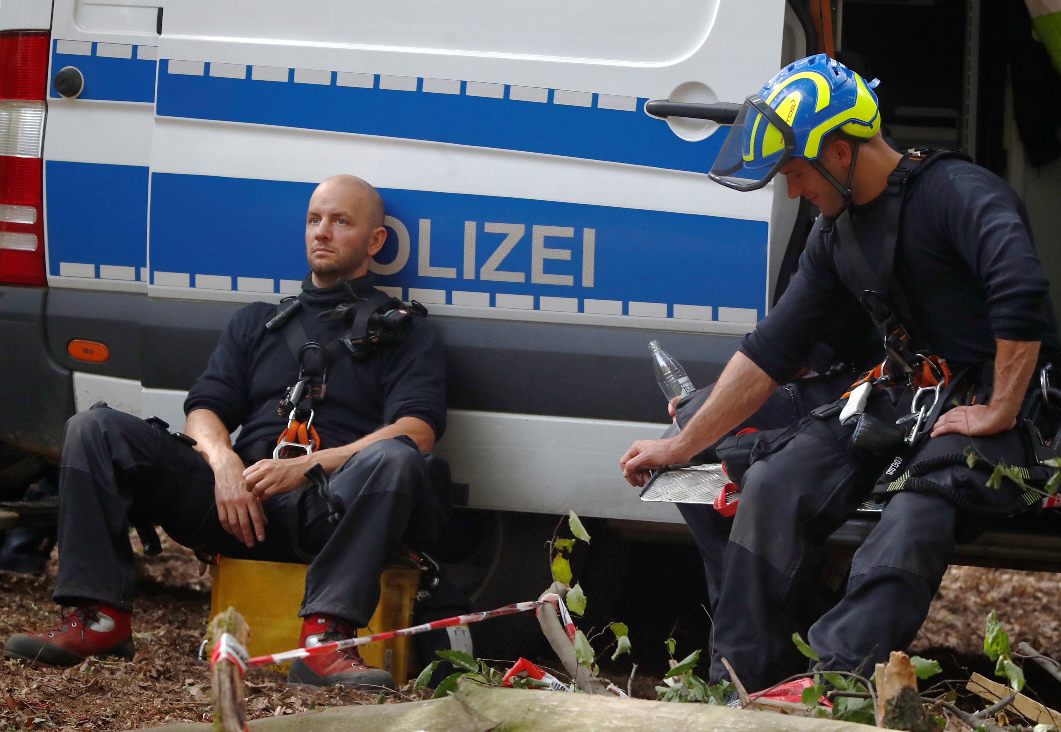أفراد من الشرطة الألمانية فى لحظة راحة بعد محاولاتهم فض الاحتجاج