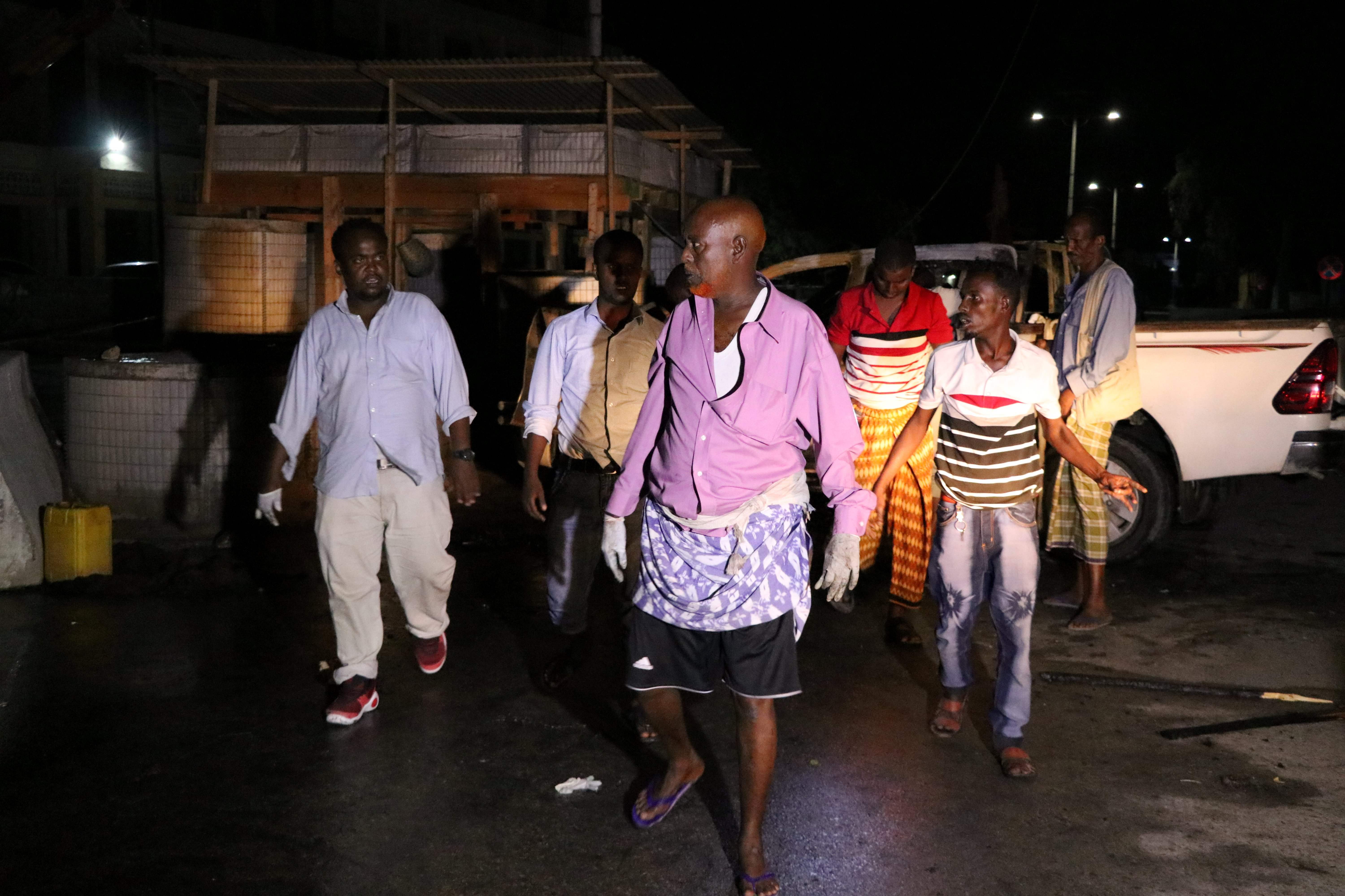 عدد من المواطنين الصوماليين بمحيط الانفجار