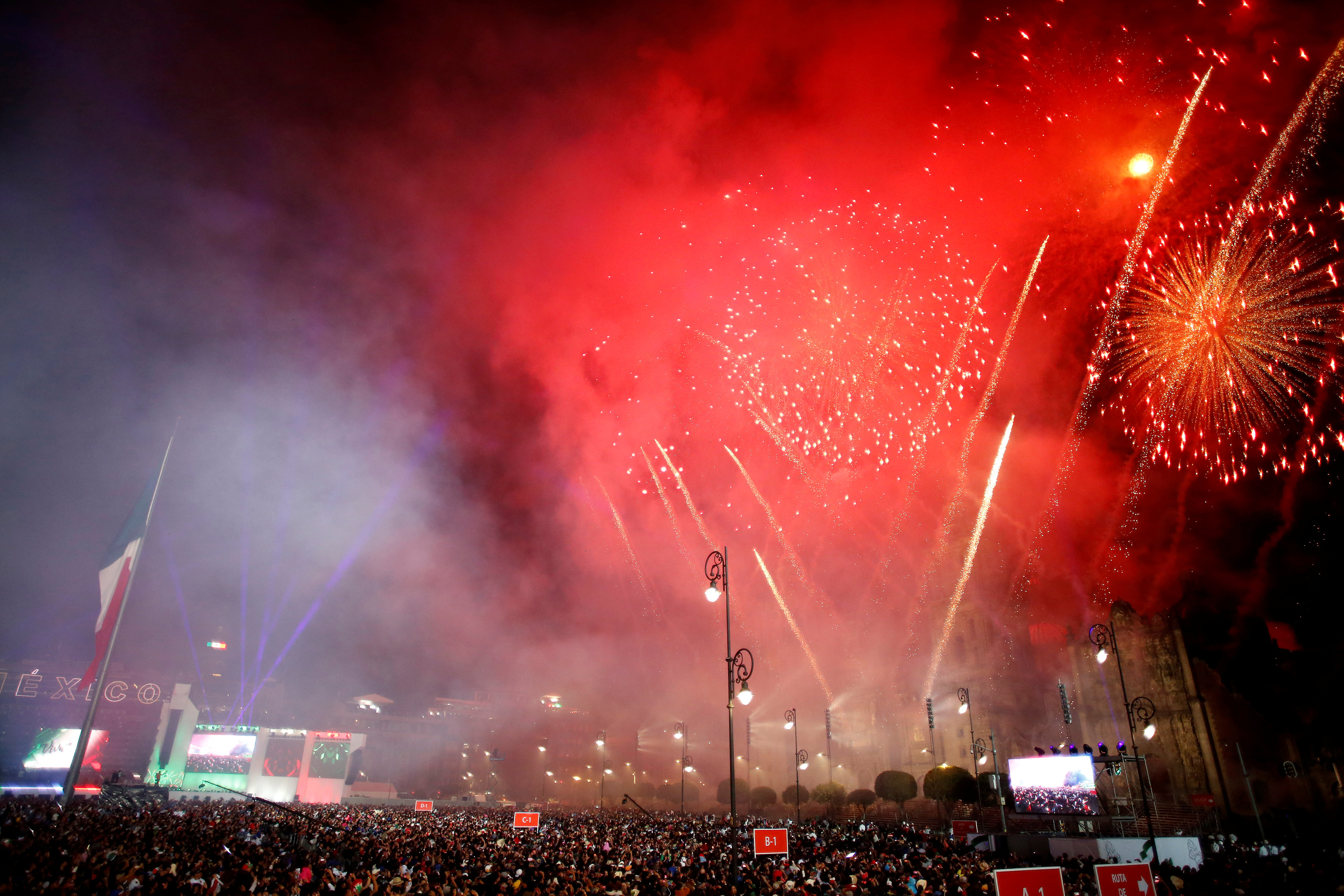 الألعاب النارية تهيمن على احتفالات المكسيكيين بذكرى الاستقلال