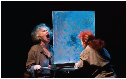 مشهد من مسرحية العنف يجمع جليلة بكار وفاطمة بن سعيدان