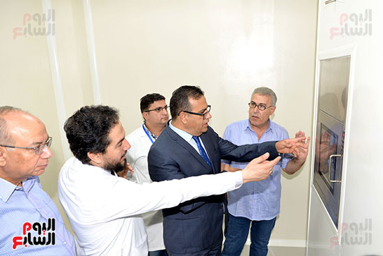 الدكتور محمد حسن القناوى خلال زيارة تفقدية لمستشفى الأطفال الجامعى (10)