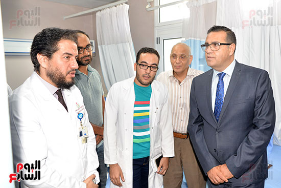 الدكتور محمد حسن القناوى خلال زيارة تفقدية لمستشفى الأطفال الجامعى (5)