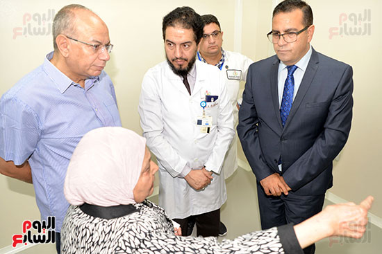 الدكتور محمد حسن القناوى خلال زيارة تفقدية لمستشفى الأطفال الجامعى (11)