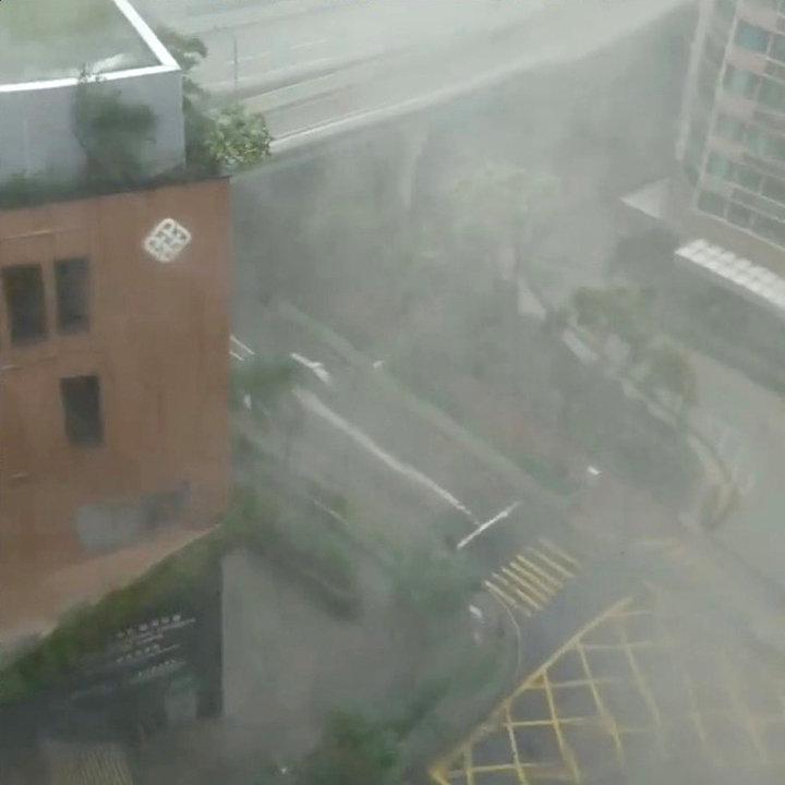 الاعصار يدمر الأخضر واليابس فى هونج كونج