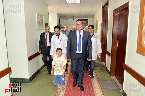 الدكتور محمد حسن القناوى خلال زيارة تفقدية لمستشفى الأطفال الجامعى (2)