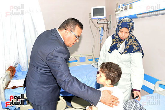 الدكتور محمد حسن القناوى خلال زيارة تفقدية لمستشفى الأطفال الجامعى (4)