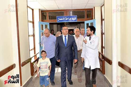 الدكتور محمد حسن القناوى خلال زيارة تفقدية لمستشفى الأطفال الجامعى (6)