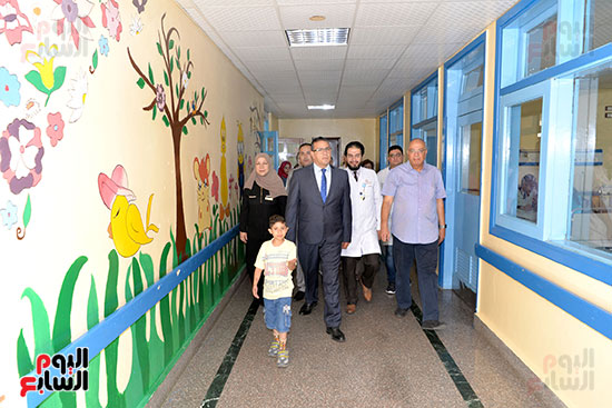 الدكتور محمد حسن القناوى خلال زيارة تفقدية لمستشفى الأطفال الجامعى (3)