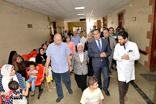 الدكتور محمد حسن القناوى خلال زيارة تفقدية لمستشفى الأطفال الجامعى (9)
