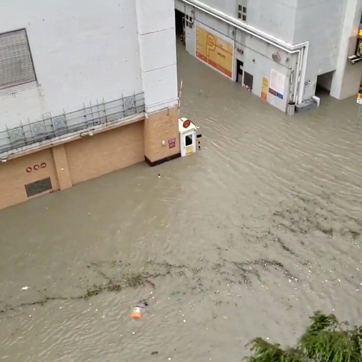 المياه تغطى شوارع هونج كونج