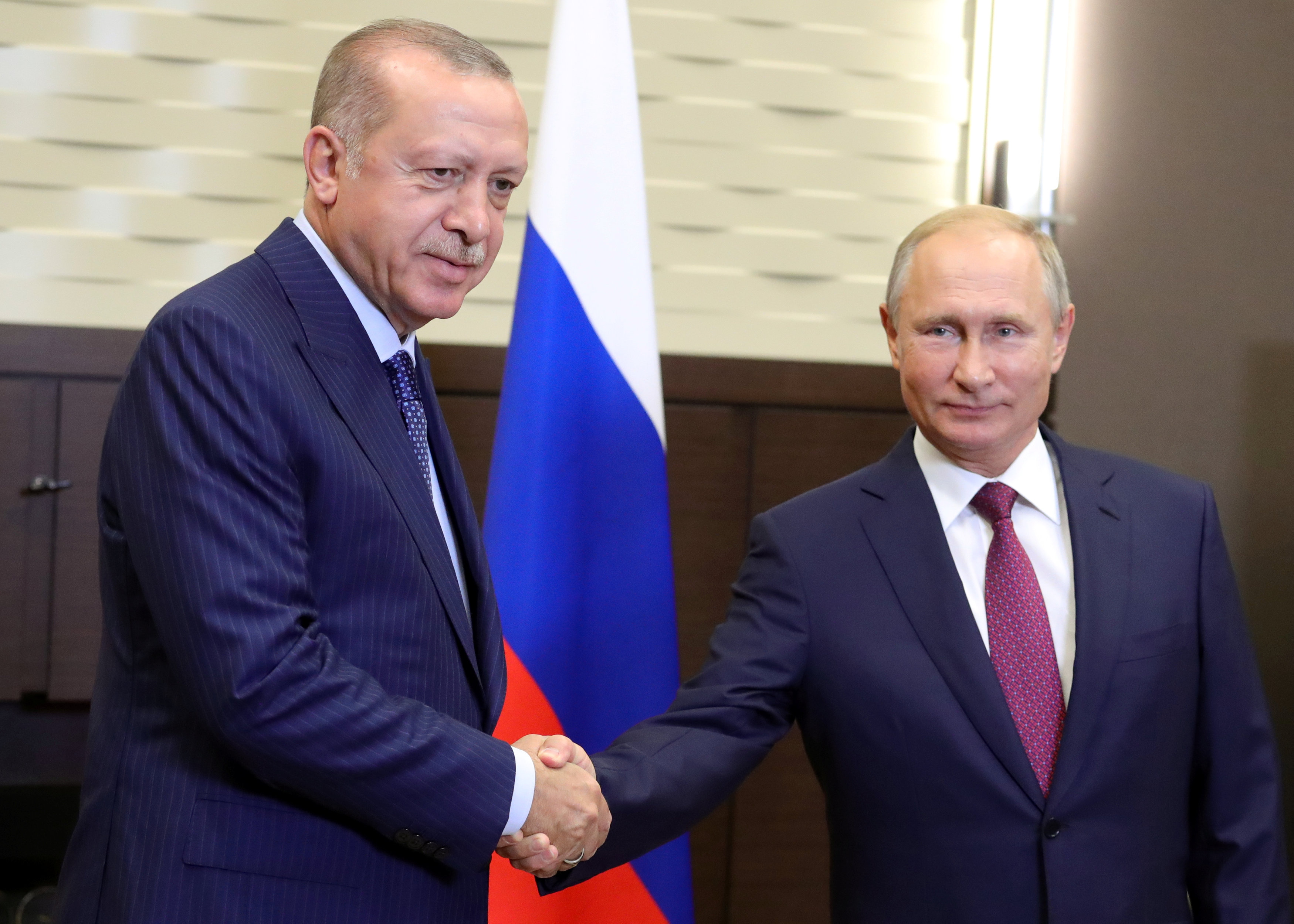 الرئيس التركى يصافح الرئيس الروسى