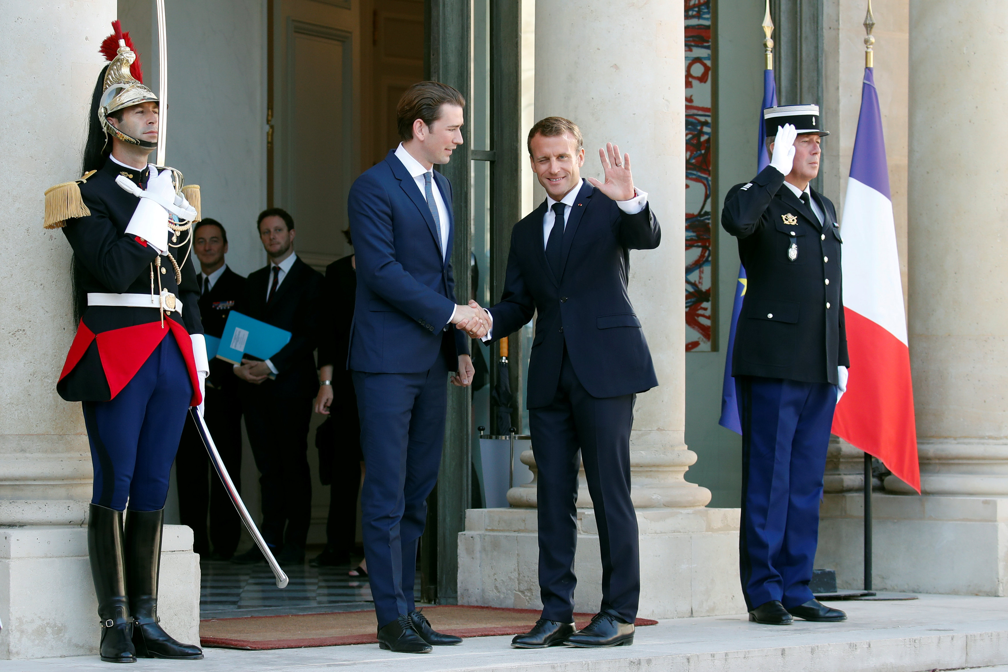 الرئيس الفرنسى والمستشار النمساوى يحيان الحضور امام الاليزية