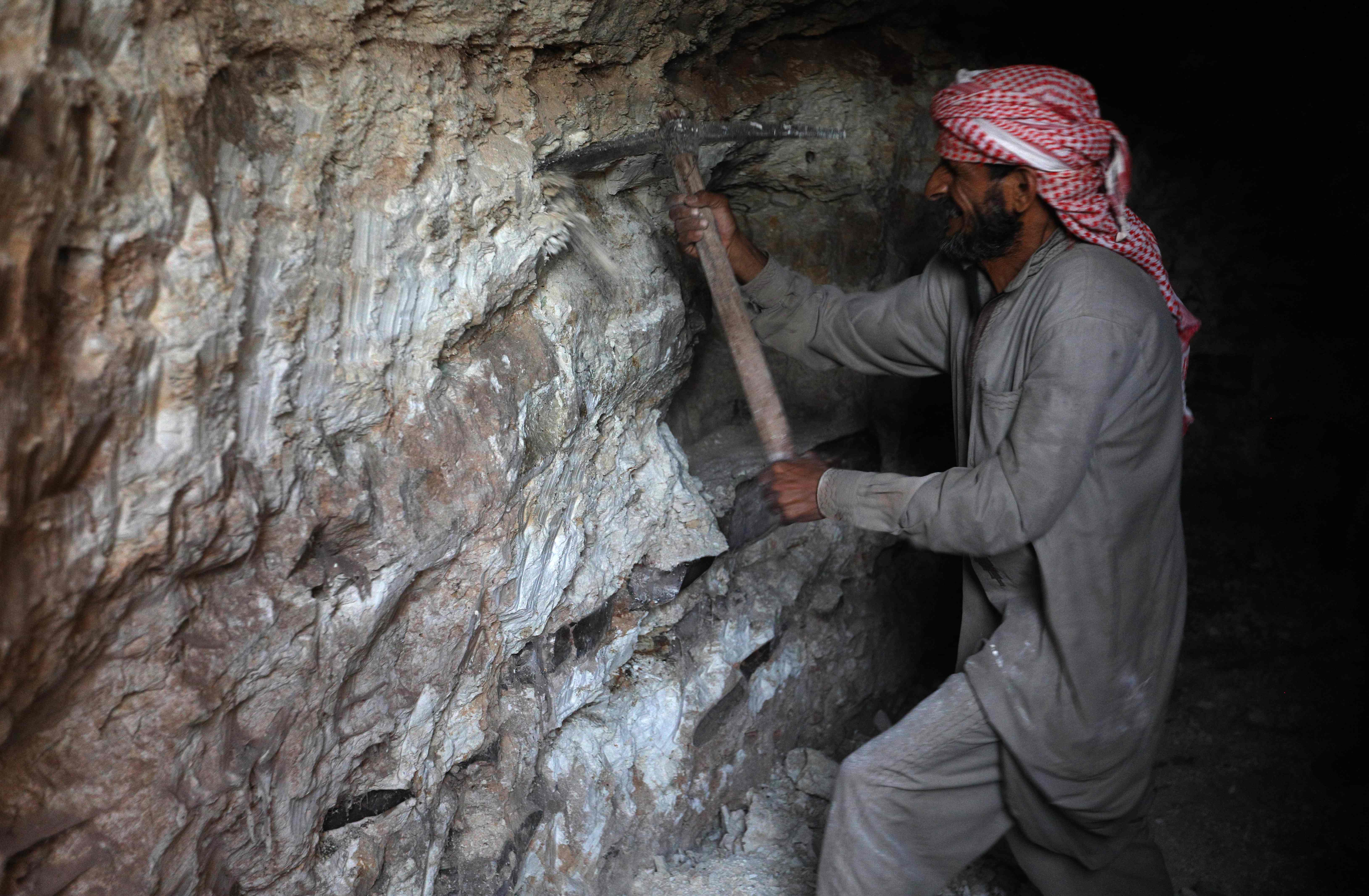 سكان إدلب يحفرون ملاجئ تحت الارض