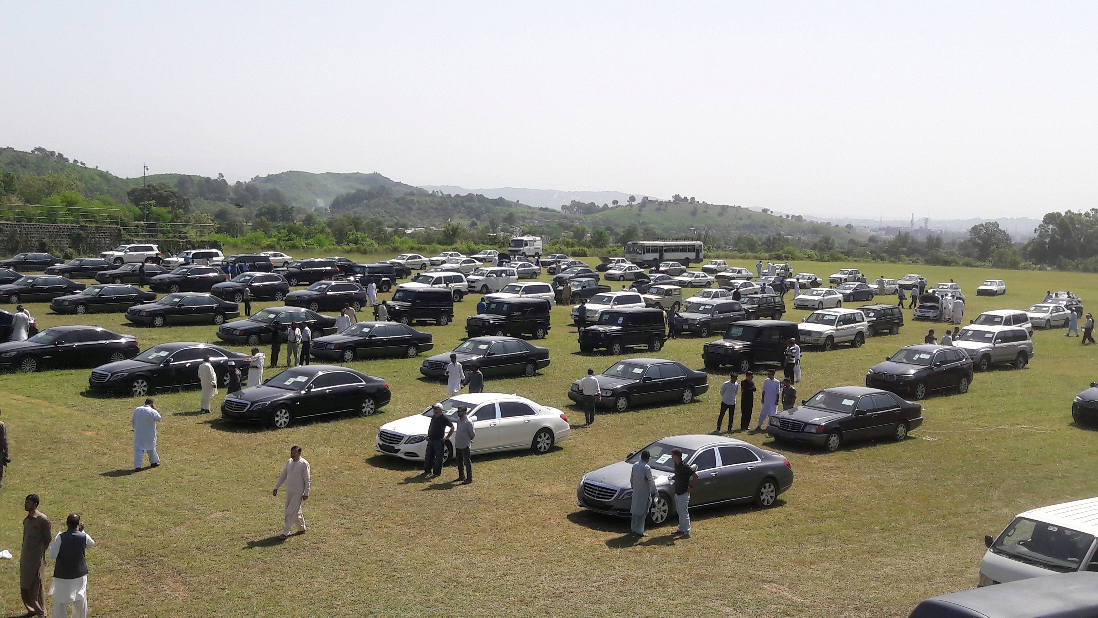 سيارات الحكومة الباكستانية أثناء طرحها بالمزاد
