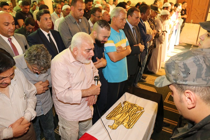 محافظ المنوفية ومدير الأمن بجنازة شهيد سيناء (3)