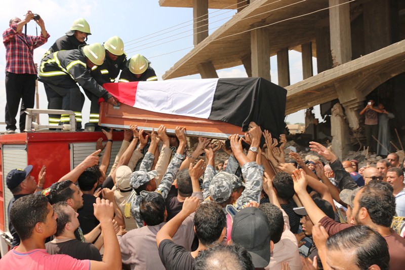محافظ المنوفية ومدير الأمن بجنازة شهيد سيناء (8)