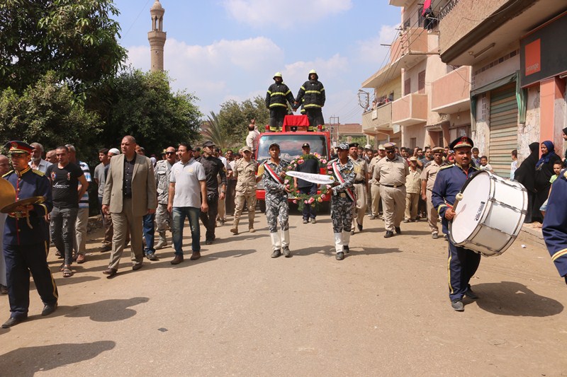 محافظ المنوفية ومدير الأمن بجنازة شهيد سيناء (4)