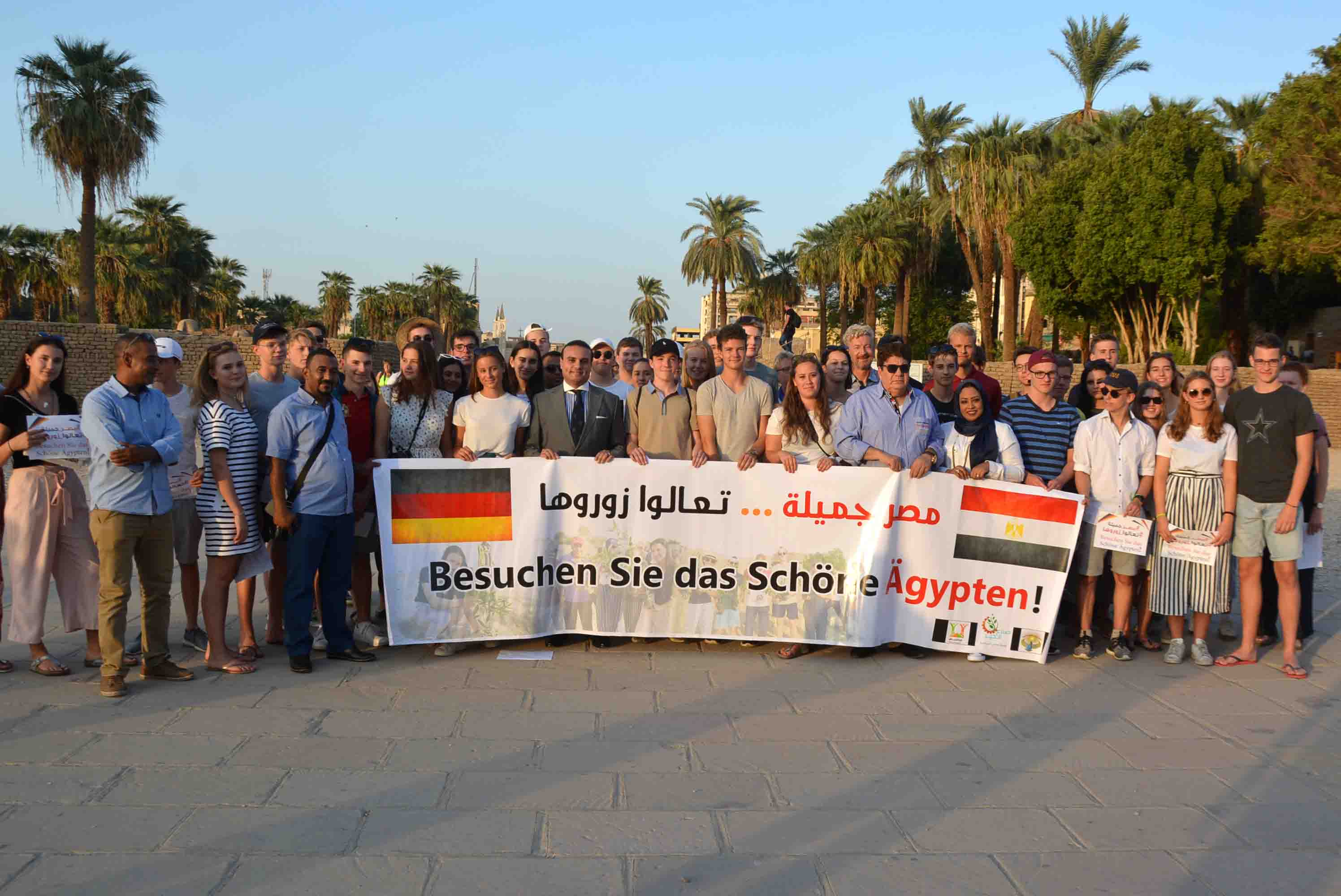 طلاب ألمان يدشنون مبادرة "مصر جميلة تعالوا زوروها" بمعابد الأقصر