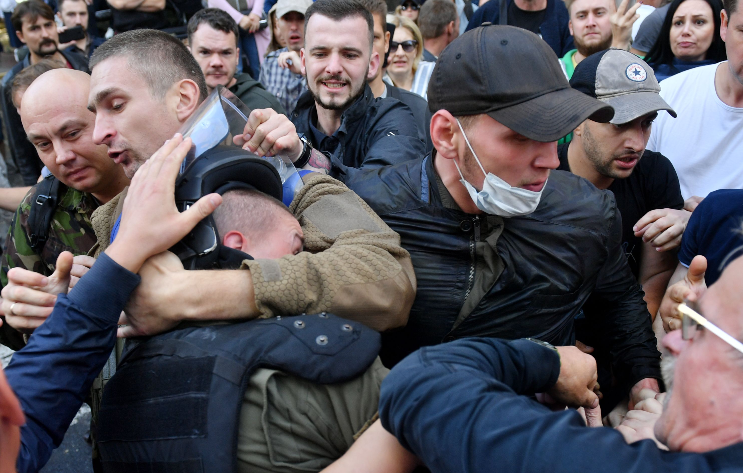 اشتباكات عنيفة بين متظاهرين مع الأمن الأوكرانى