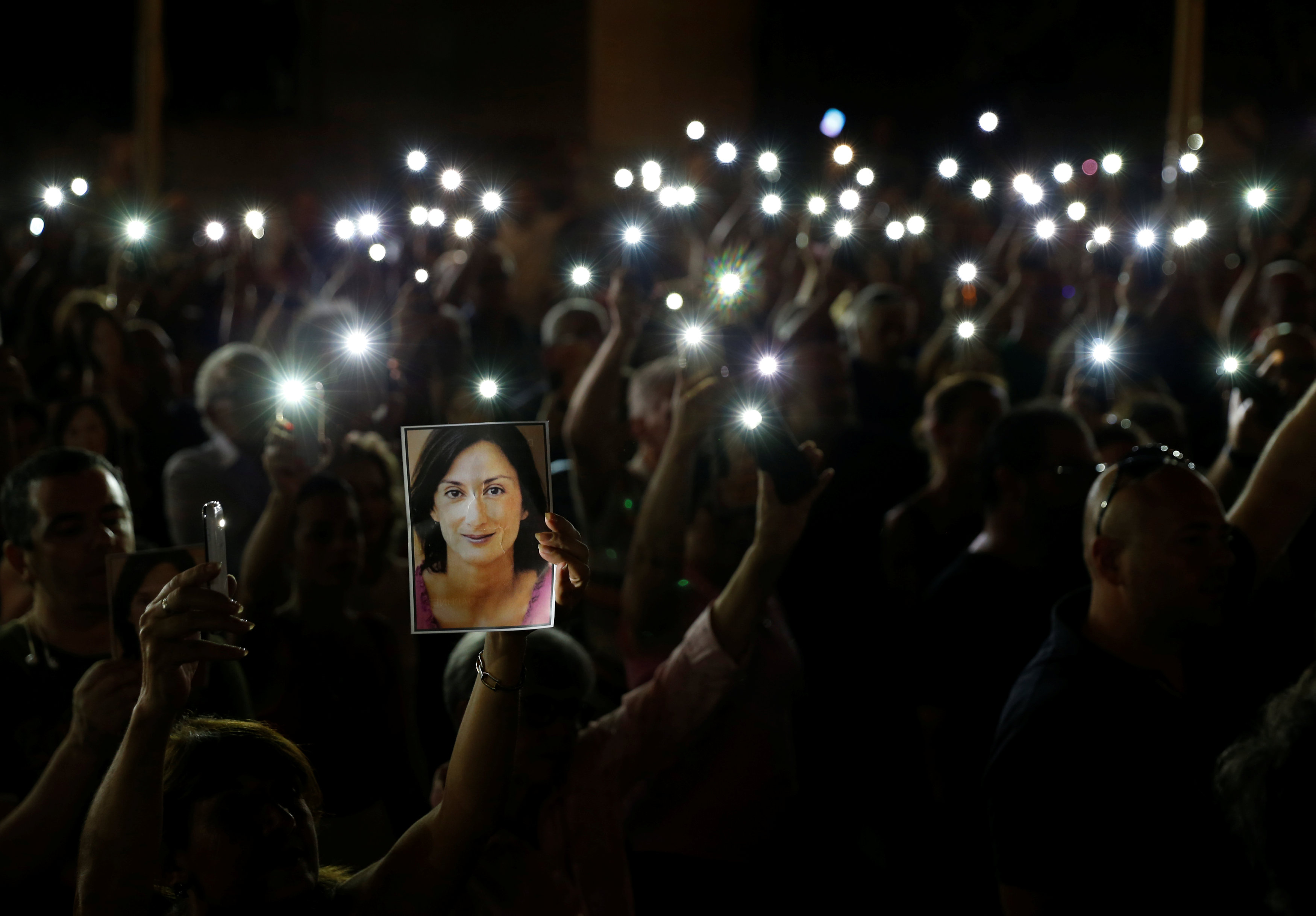 نشطاء فى مالطا بشأن اغتيال صحفية مناهضة للفساد