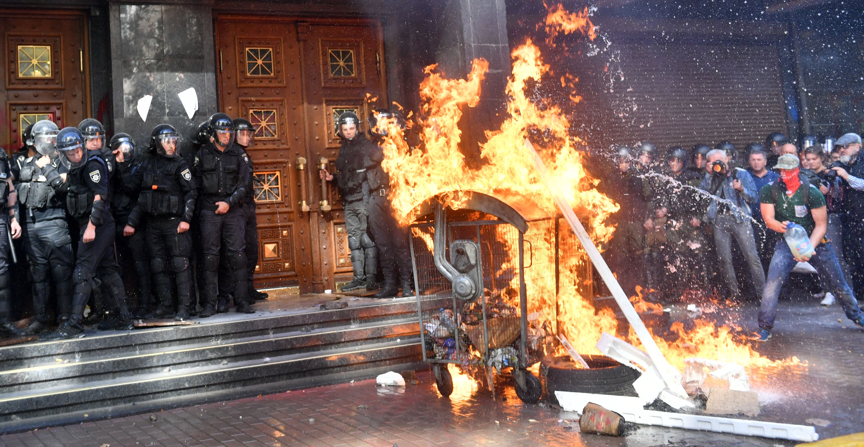 اضرام النيران فى صندوق قمامة امام مكتب المدعى العام بكييف