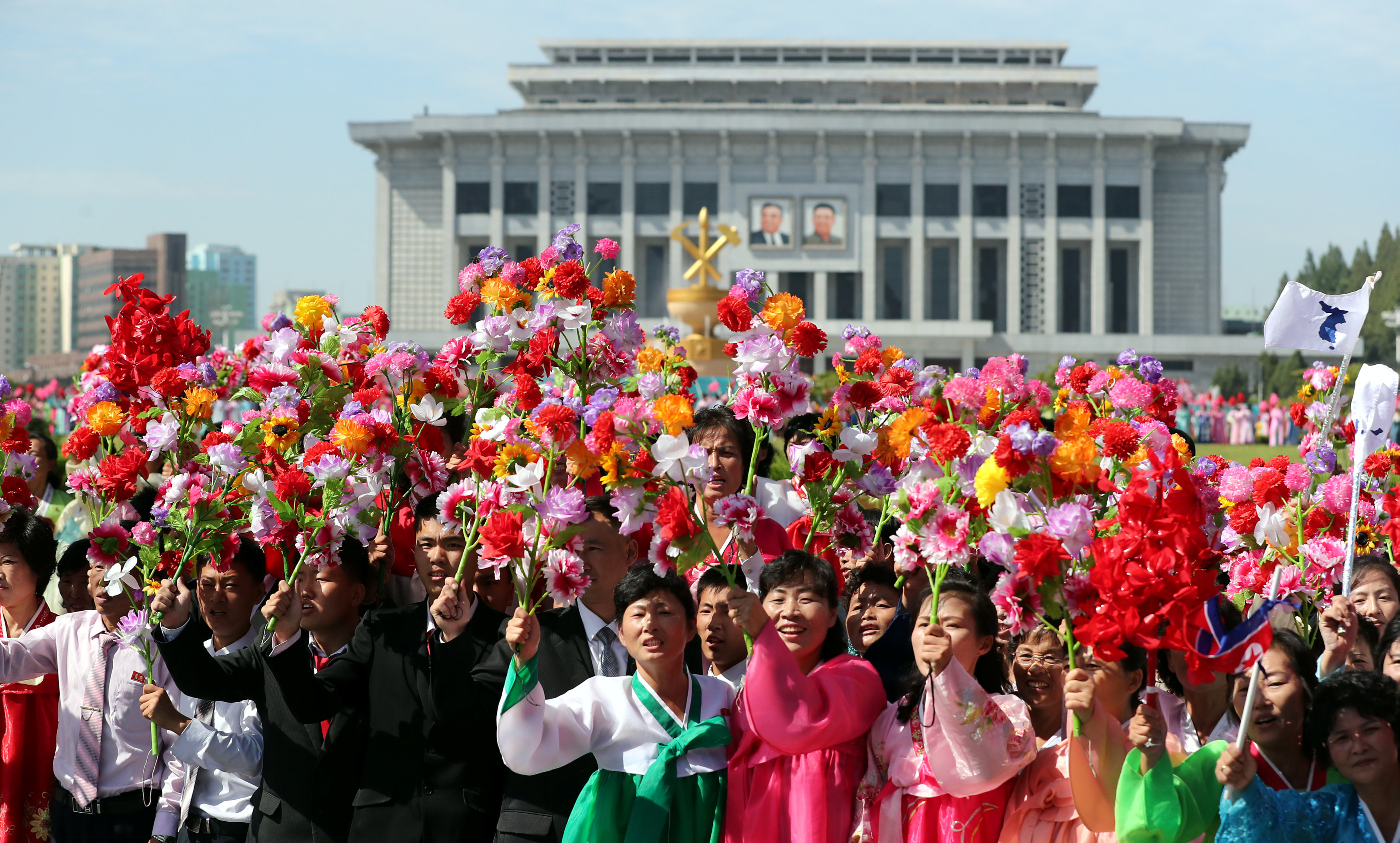 مواطنو كوريا الشمالية يحملون الورود انتظارا لوصول رئيس كوريا الجنوبية