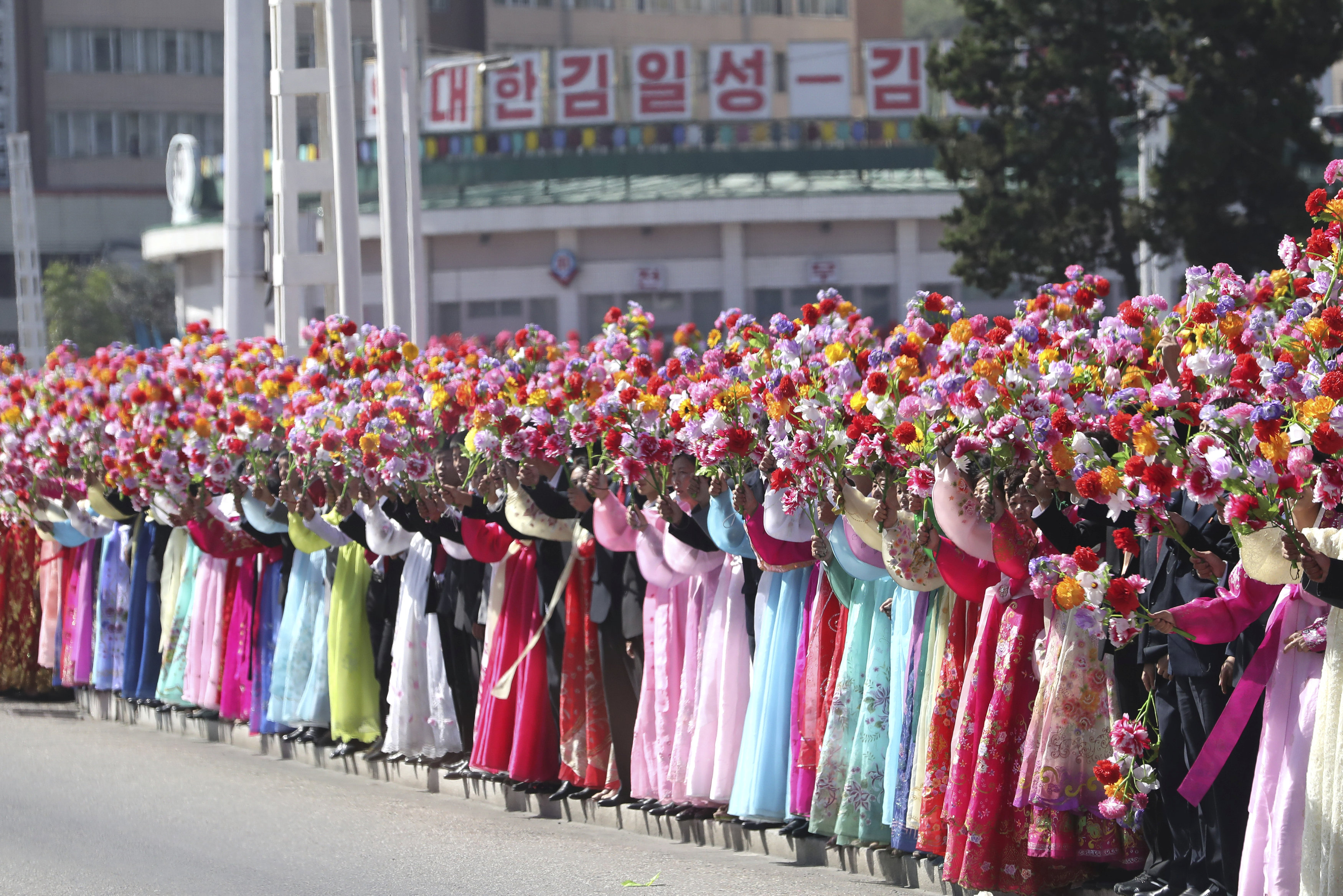 الورود والأزياء المبهجة هيمنت على استقبال مواطنو كوريا الشمالية لضيفهم