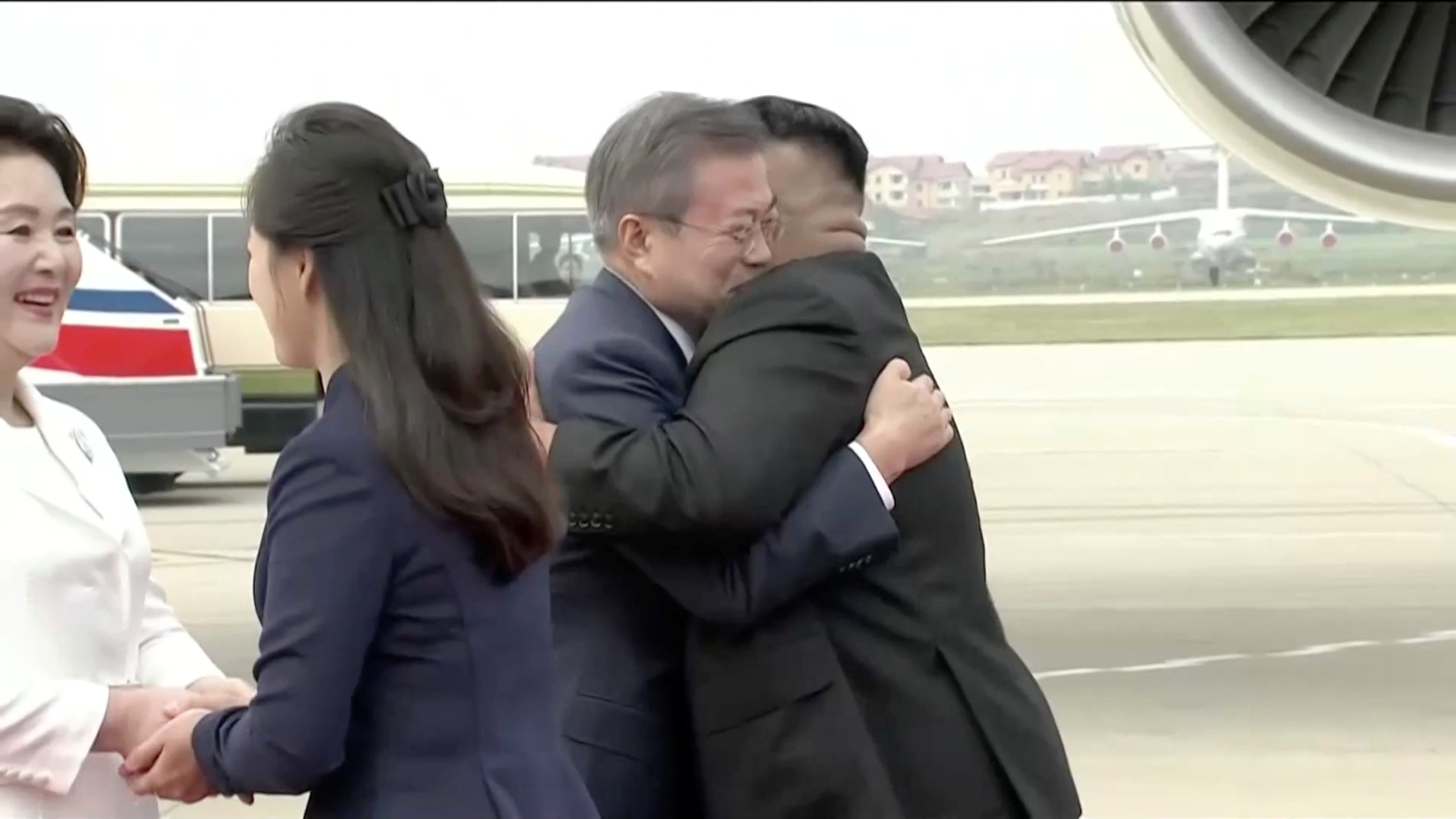 زعيم كوريا الشمالية يحتضن نظيره الجنوبى 