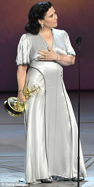 أليكس بورستين  تدري فستان زفافها في حفل جوائز الايمي