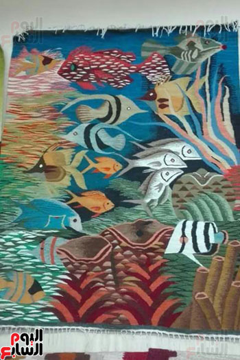 لوحة فنية على السجاد تعبر عن مهنة الصيد بكفر الشيخ