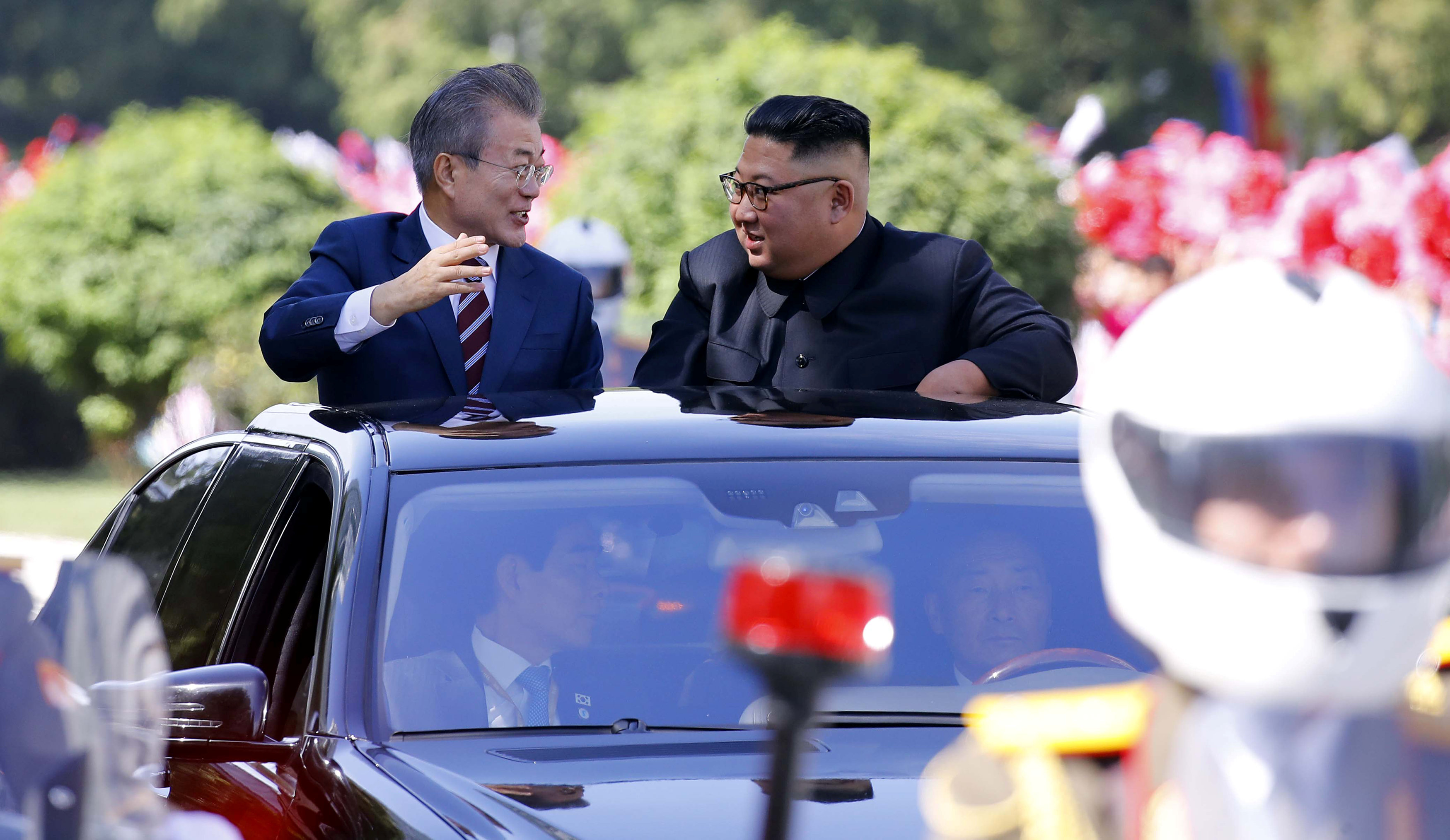 الرئيس الكورى الجنوبى فى حديث ودى مع كيم جونج أون