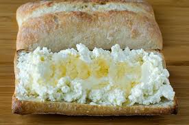 ساندوتش الجبنة البيضاء مع زيت الزيتون والخضروات افضل ساندوتش لطفلك