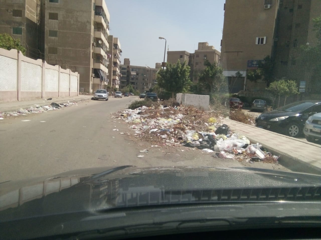 تراكم القمامة بالشارع بعد إزالة صناديق القمامة