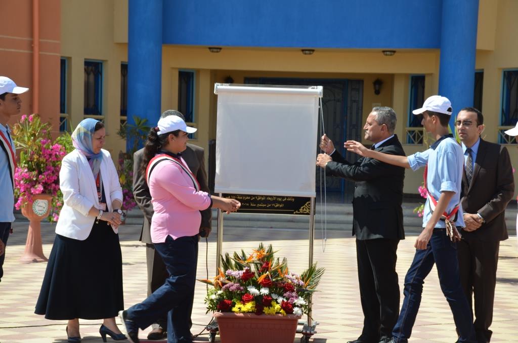 محافظ الإسماعيلية يزيح الستار عن لوحة افتتاح المدرسة الثانوية الجديدة للمتفوقين (1)