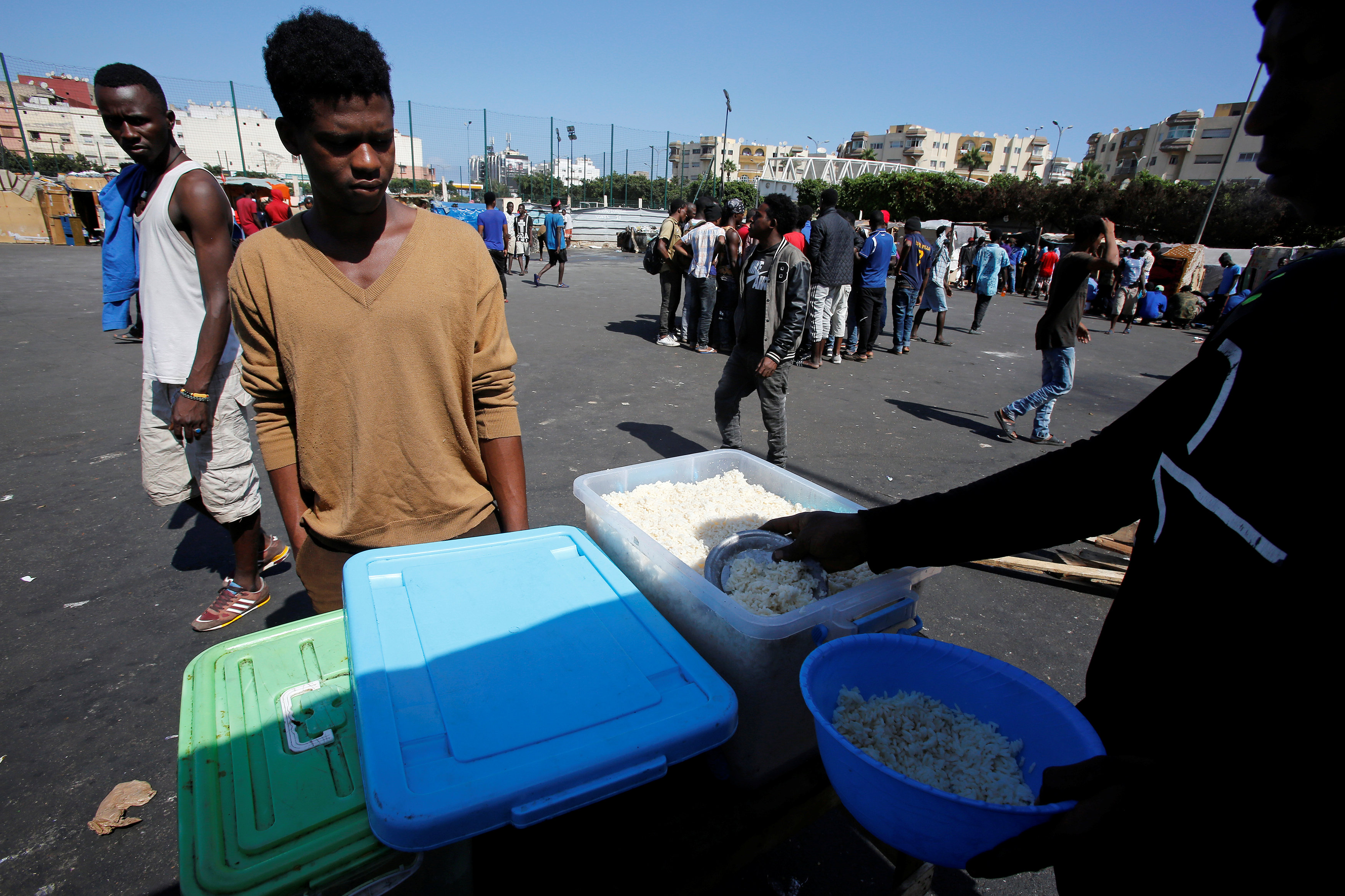 أحد المهاجرين يبيع أطعمة بأحد الشوارع