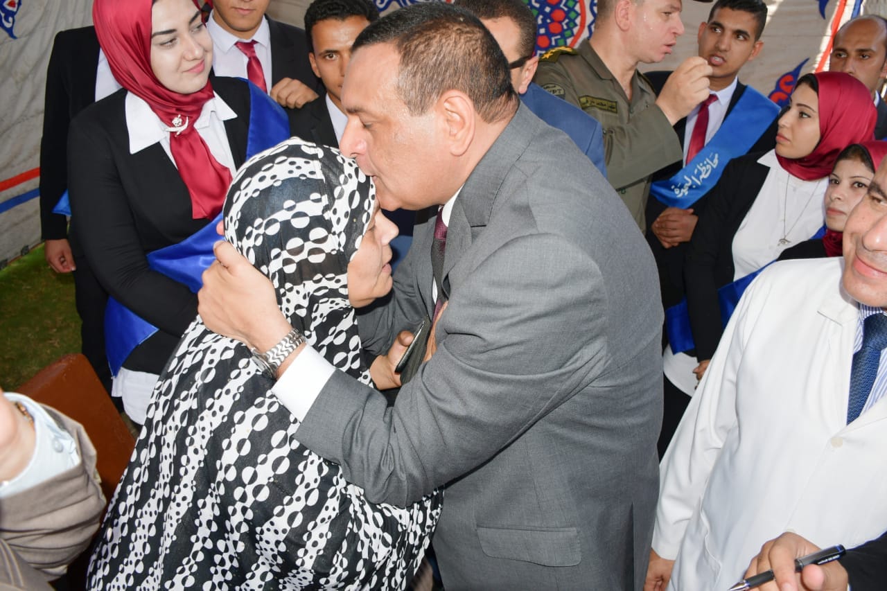 المحافظ يقبل رأس سيدة مسنة المحافظ يقبل رأس سيدة مسنة
