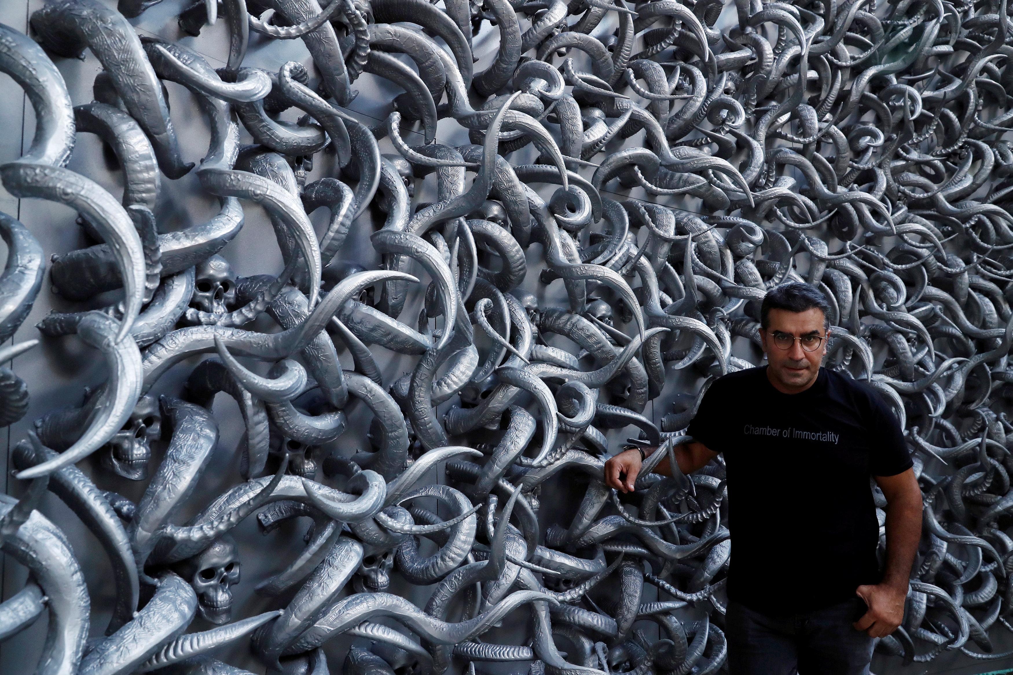 الفنان التركى يقف أمام أعماله