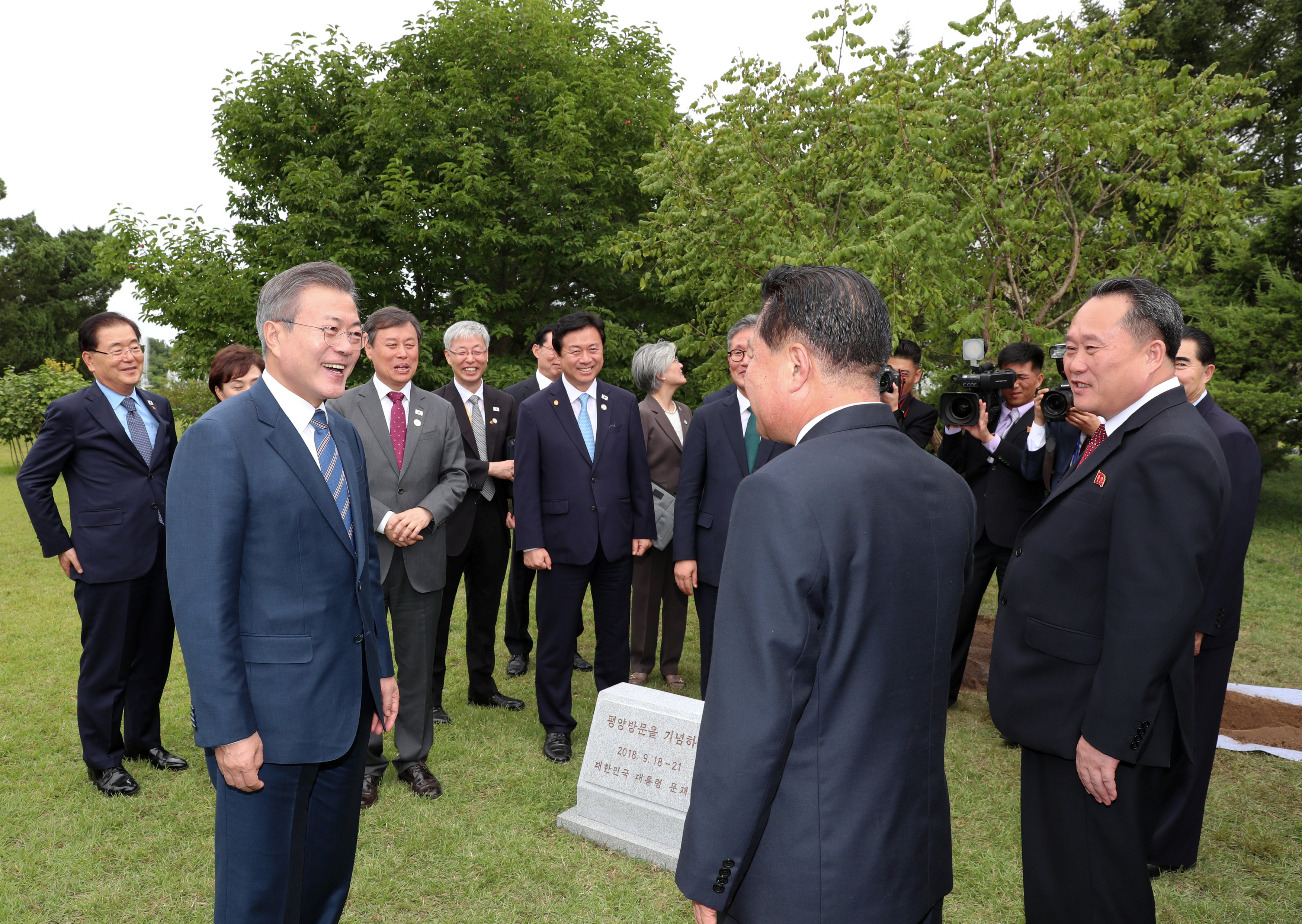 الرئيس الكورى الجنوبى يحضر مراسم إزاحة الستار عن شجرة تذكارية ببيونج يانج