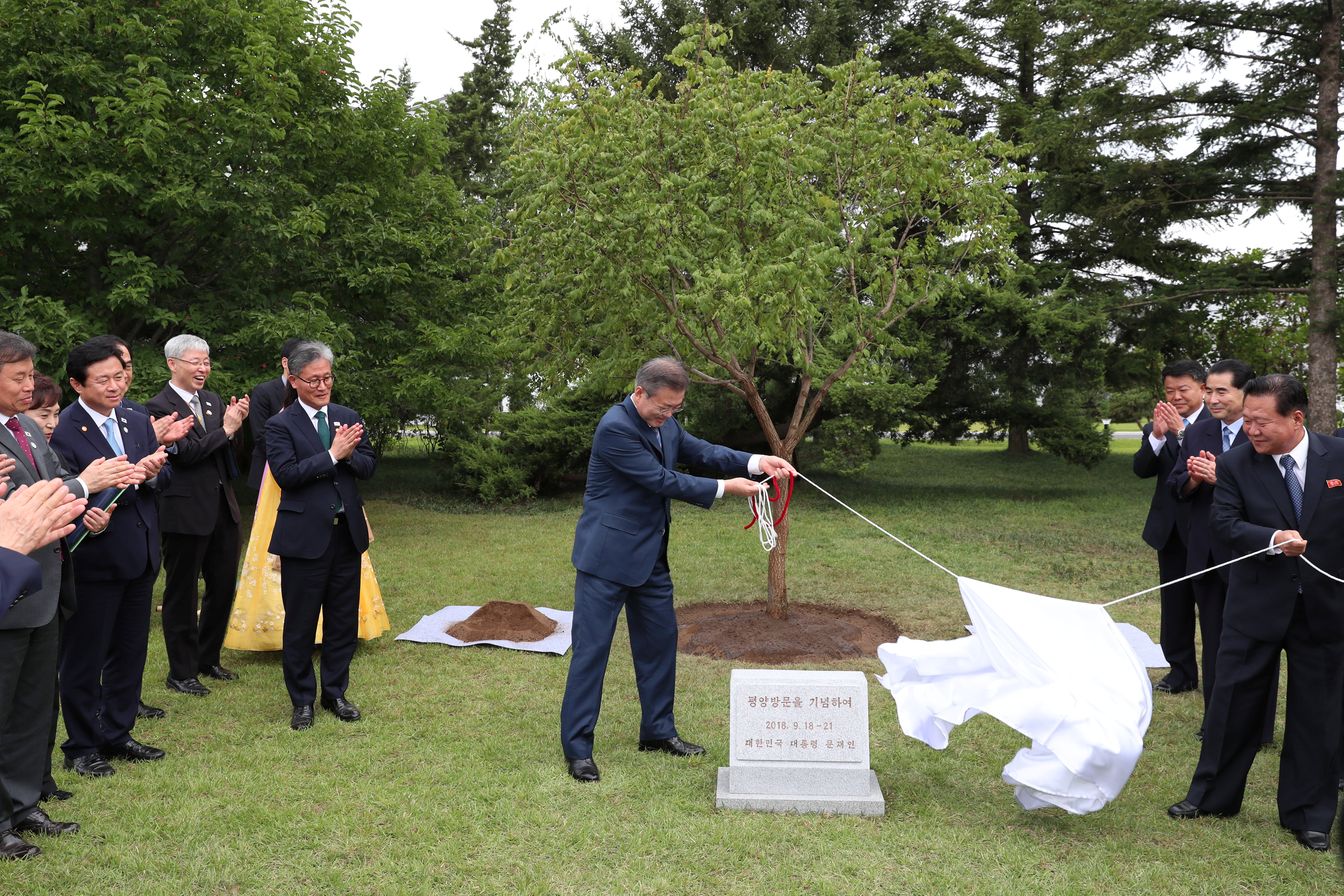 رئيس كوريا الجنوبية يزيح الستار عن شجرة تذكارية بمناسبة زيارته التاريخية لبيونج يانج