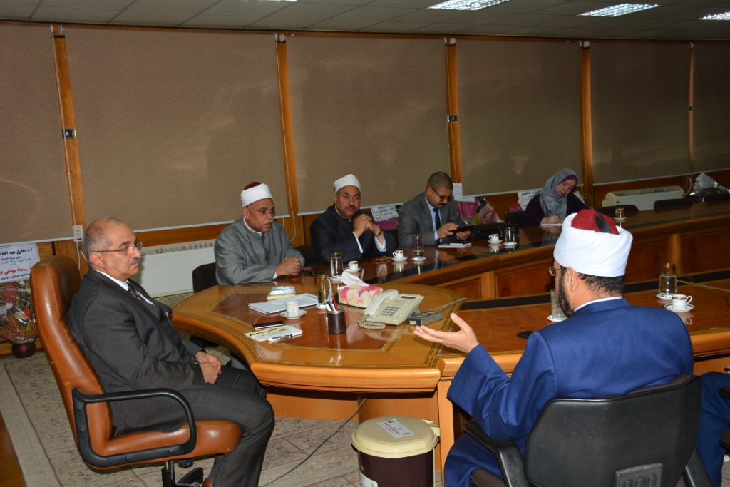 اجتماع رئيس جامعة أسيوط وممثلى المؤسسات الدينية (5)
