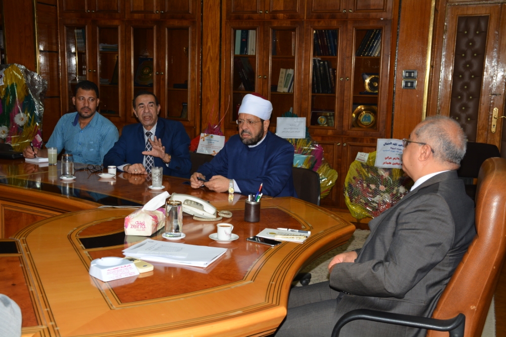 اجتماع رئيس جامعة أسيوط وممثلى المؤسسات الدينية (4)