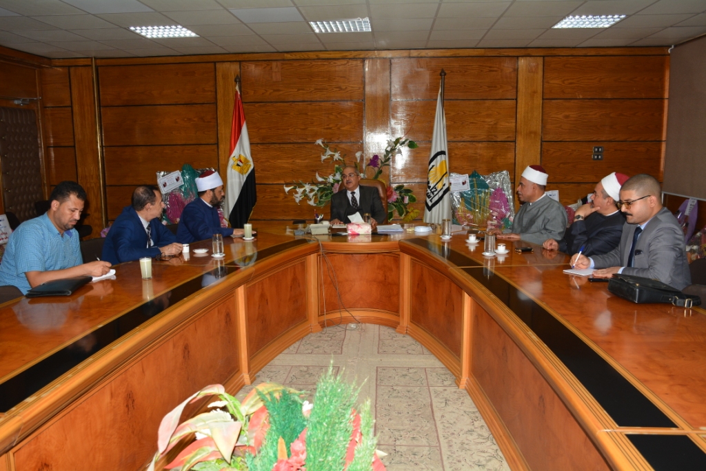 اجتماع رئيس جامعة أسيوط وممثلى المؤسسات الدينية (1)