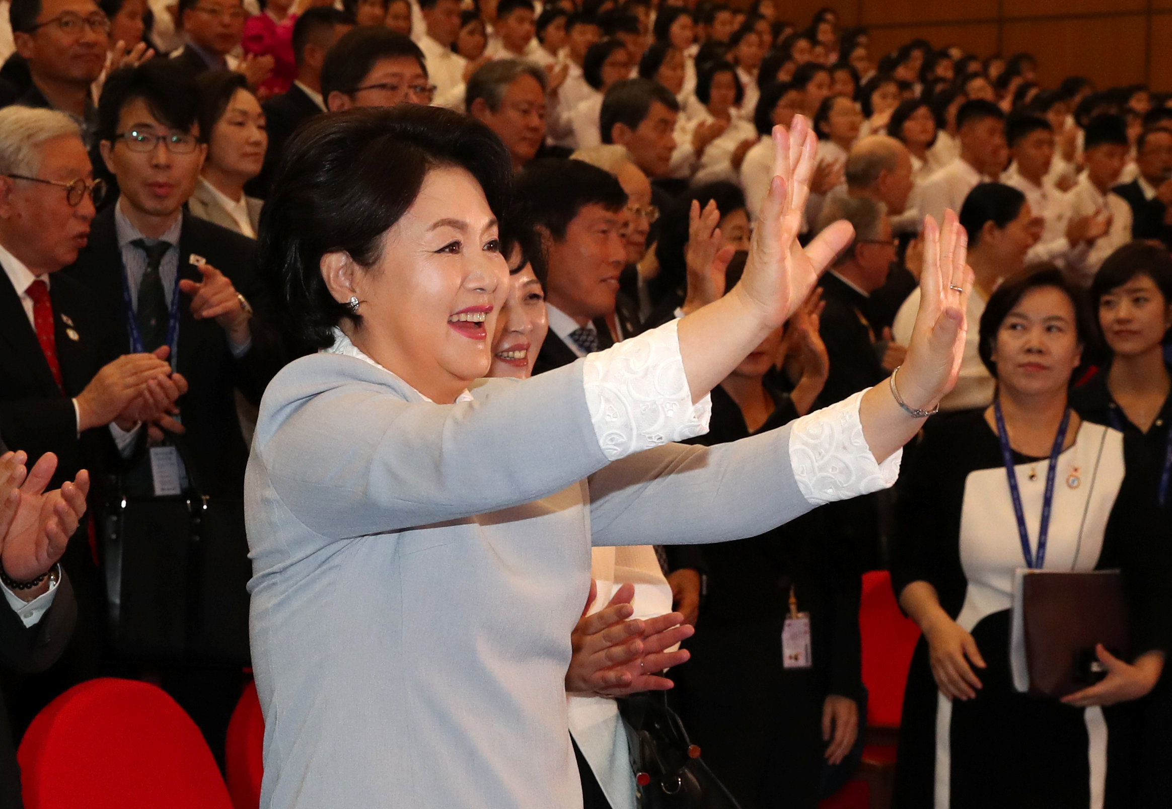 زوجة رئيس كوريا الجنوبية تحيى الأطفال المشاركين فى عرض مسرحى